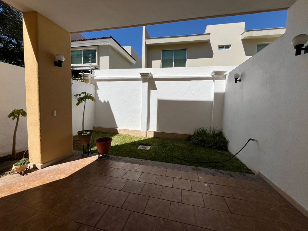 Casa en renta amueblada en Jardín Real imagen